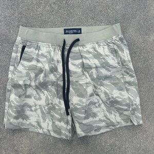 Abercrombie Light Green Camouflage Athletic Men Shorts